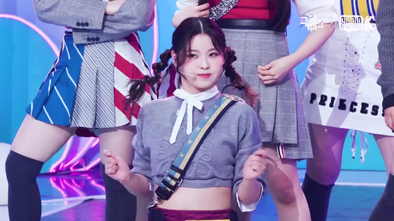 230324 Love Me Like This 音乐银行 横版