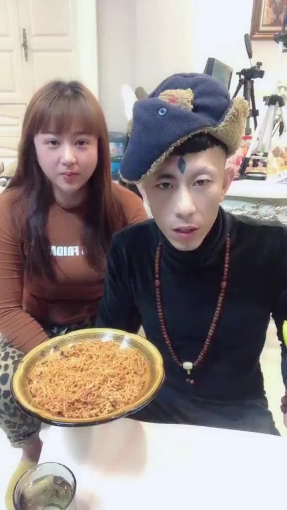 老八逼妹子吃火鸡面