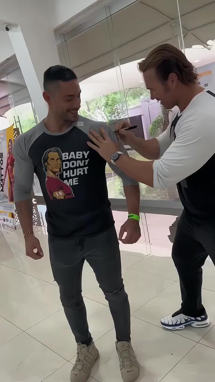 大力王在衣服上签名