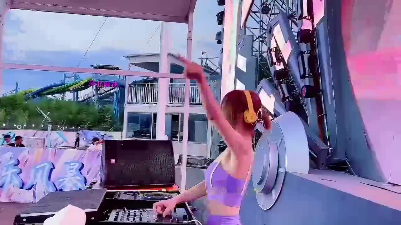 052. 酒吧电音3D环绕蹦迪 - 团团酱