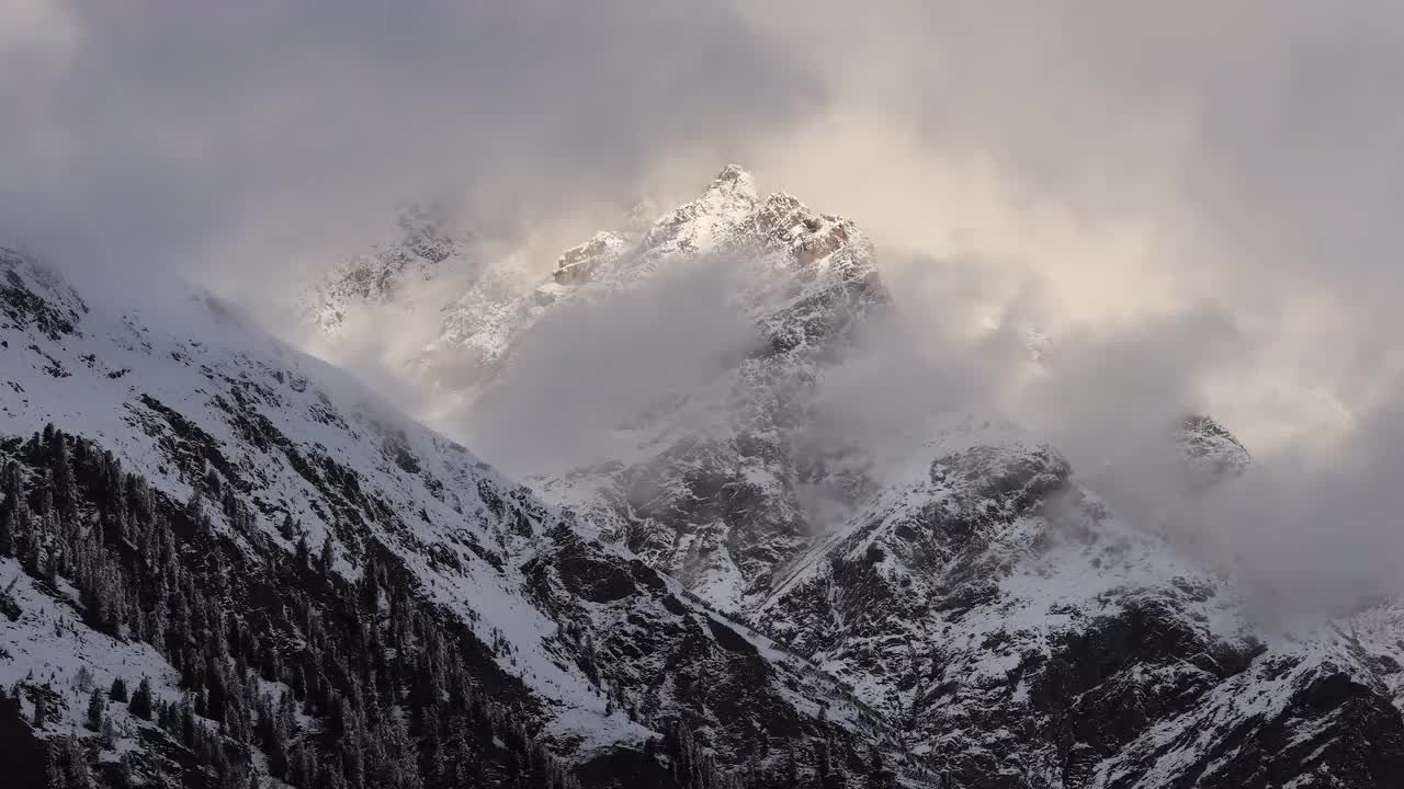 云雾缭绕的雪山 #1430