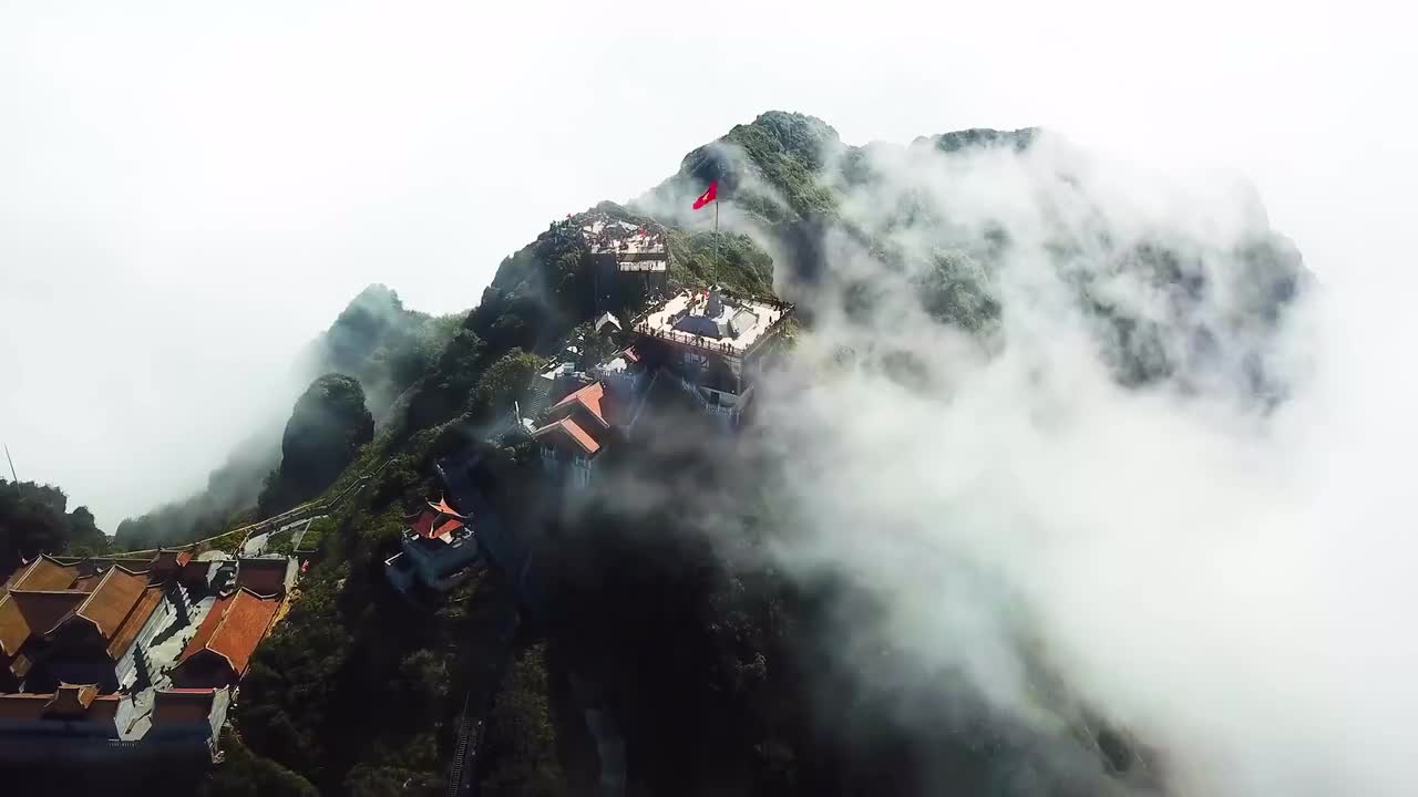 云雾缭绕的山顶建筑 #1166