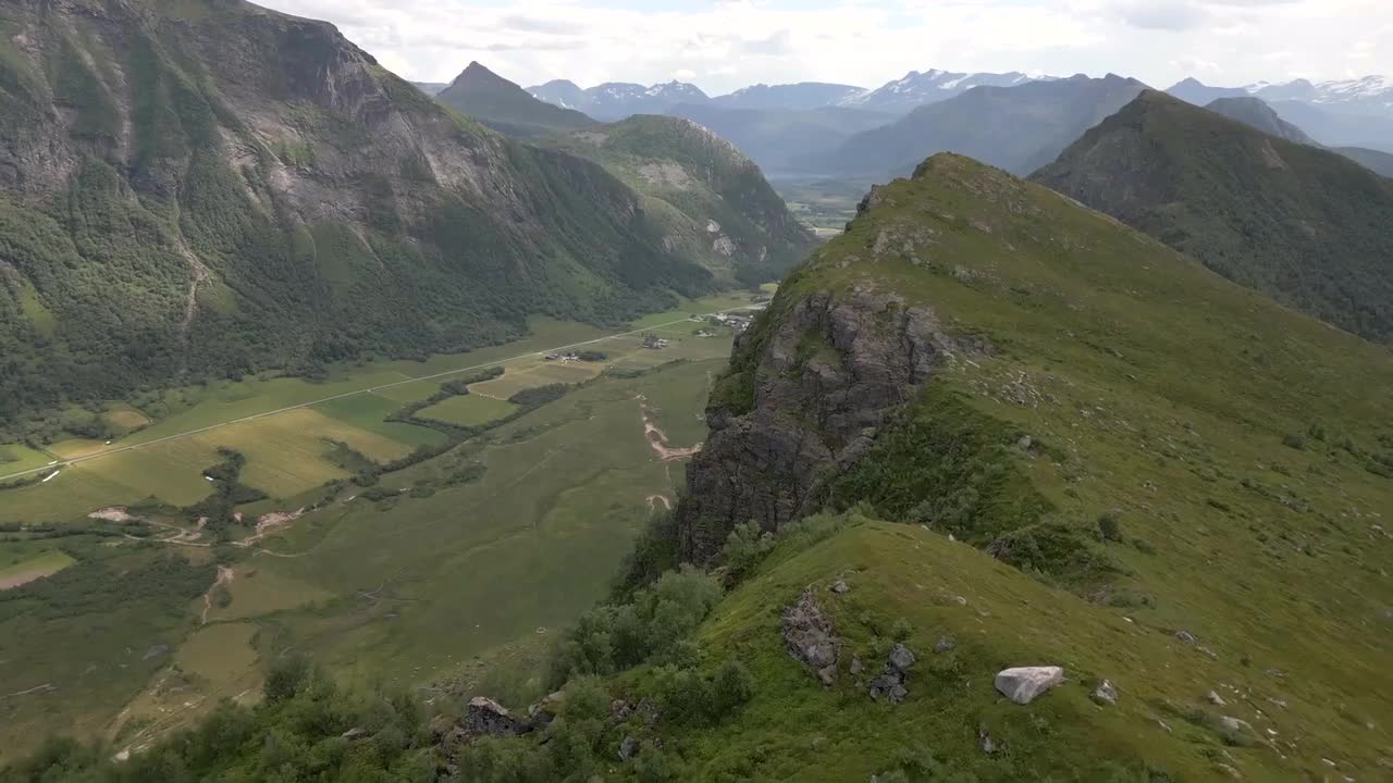 陡峭的山峰 田地 村庄 #1196