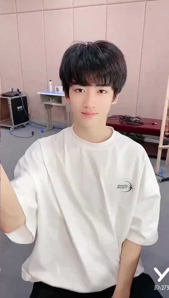 210823邓佳鑫手势舞