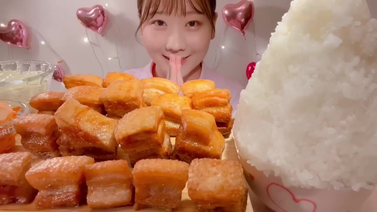 【MIYU】炸五花肉🍖🍖五花肉加香料煮过，再煎两遍酥脆多汁