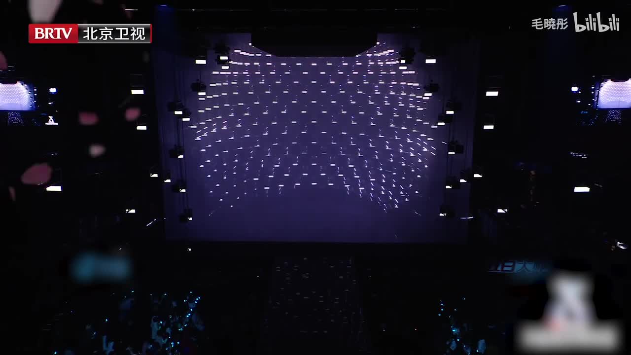 毛晓彤国风舞台唱跳《桃之夭夭》灼灼其华