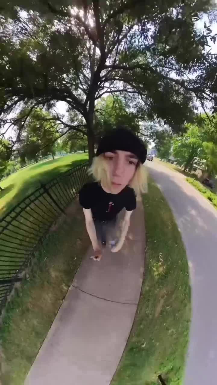 在陌生车上贴“抱歉我撞了你的车”