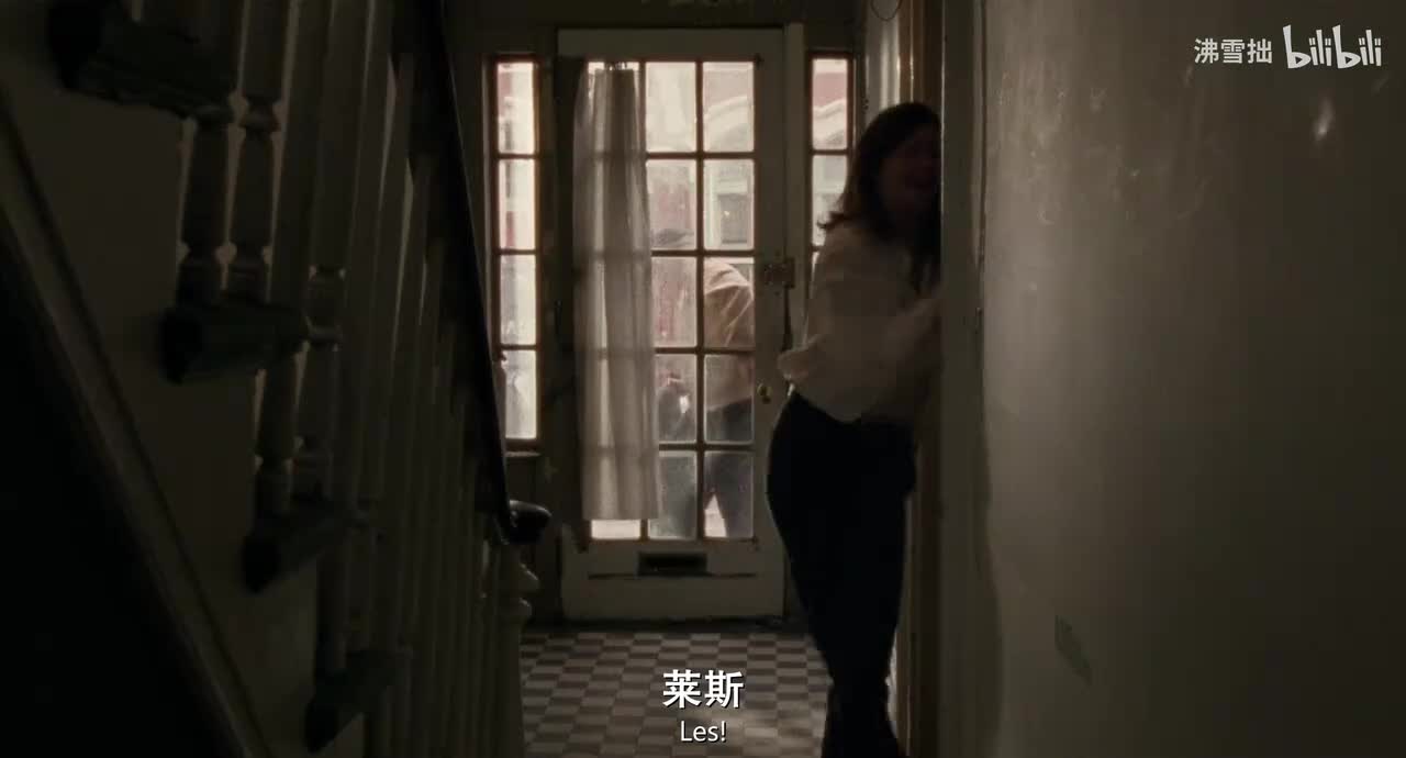 22-2【金纹衬衫带花圈项链】和爸爸倚在门上聊天 爸爸让他照顾好伊莱扎