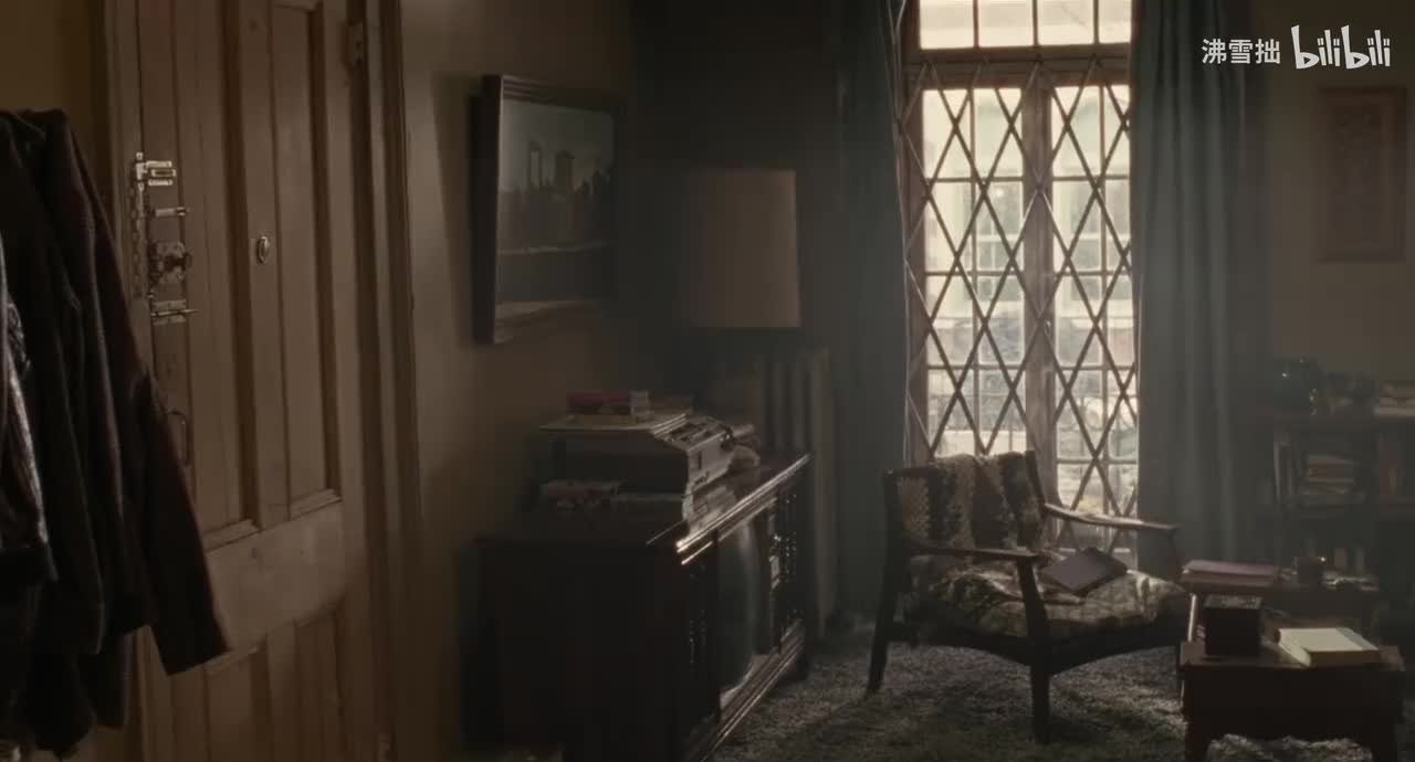 9-1【黑色卫衣斜长刘海】和爸爸来到纽约进到居住的房子里 由房子的来源谈论到了人们的生死不过一瞬