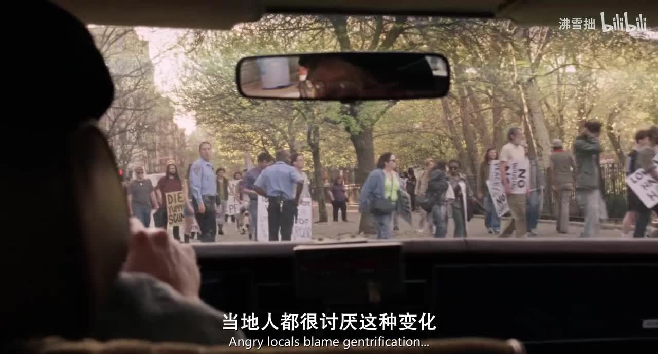 28-3【墨绿色圆领衫被剪成无袖】和伊莱扎从出租车上下来，遇到游行的人