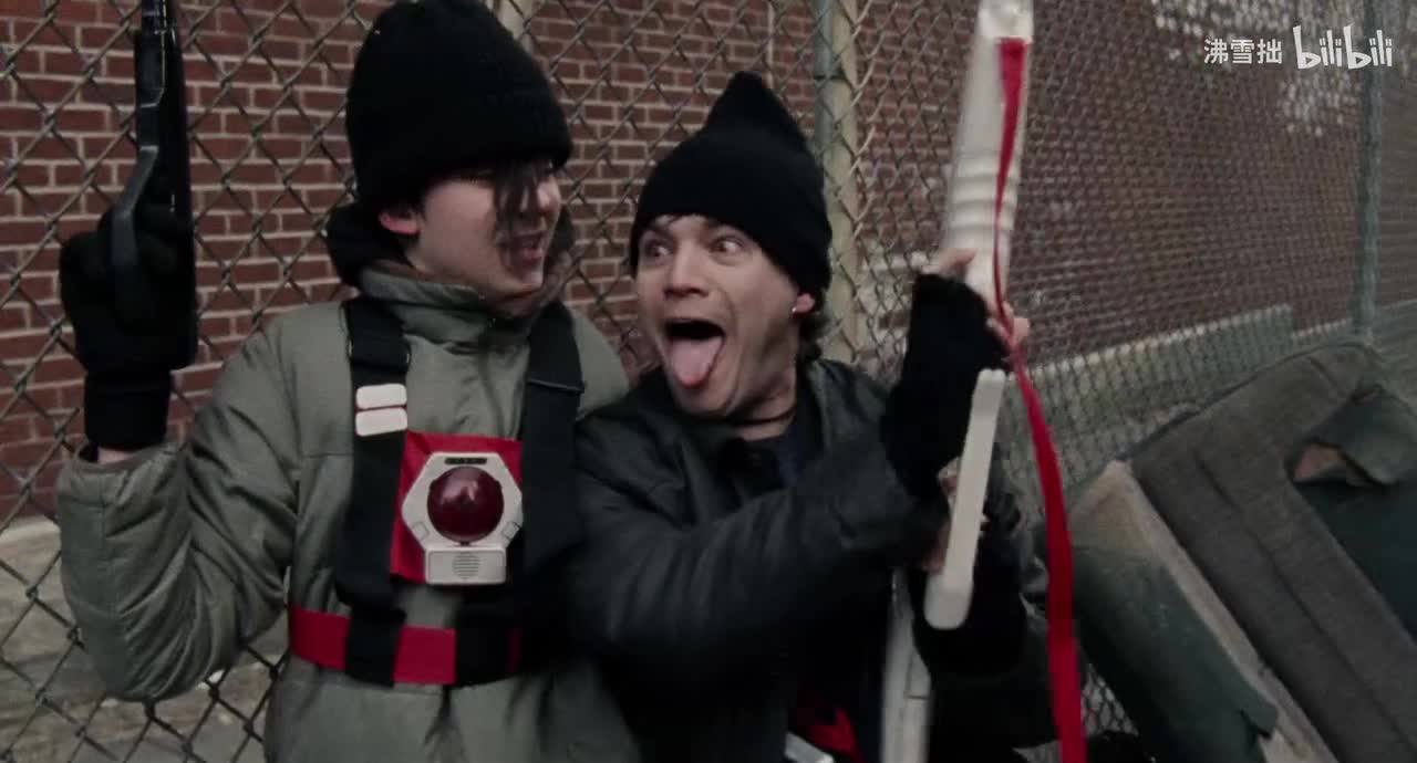 13-1【灰色T恤内搭黑色长袖】在镜子前把斜长刘海剪了