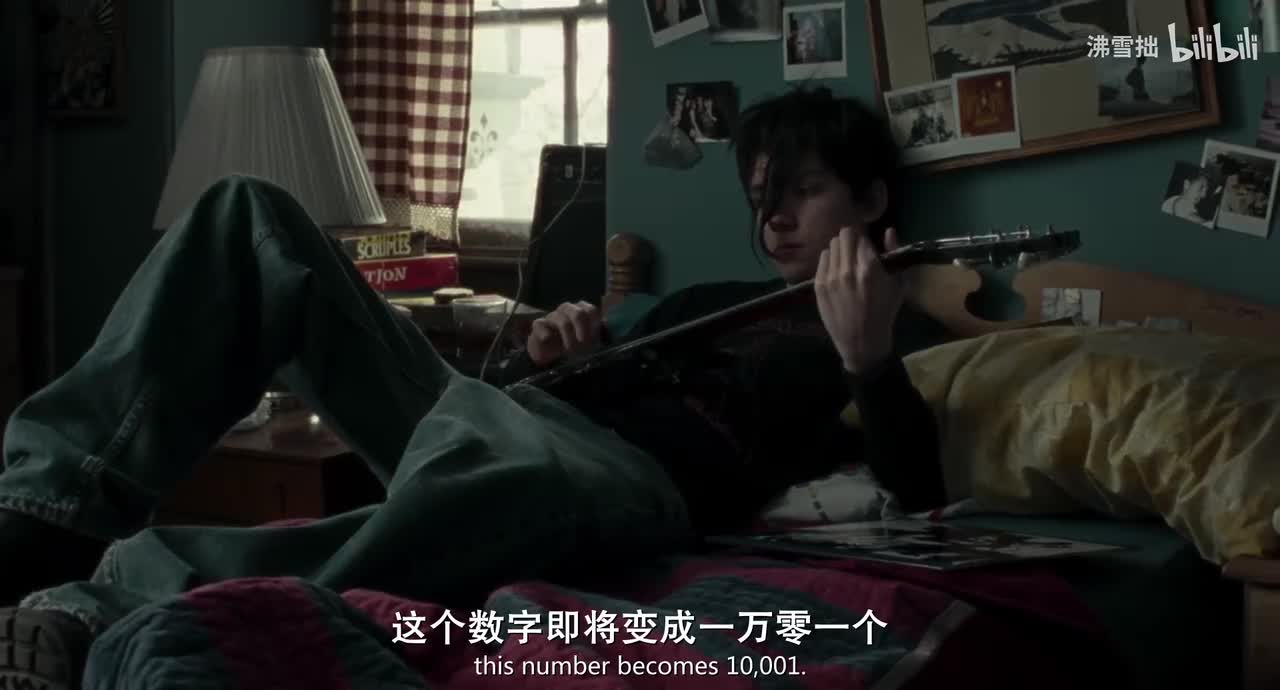 6-2【黑色T恤斜长刘海】躺在床上拨弄吉他 穿插伊莱扎和约翰尼对泰迪的怀念