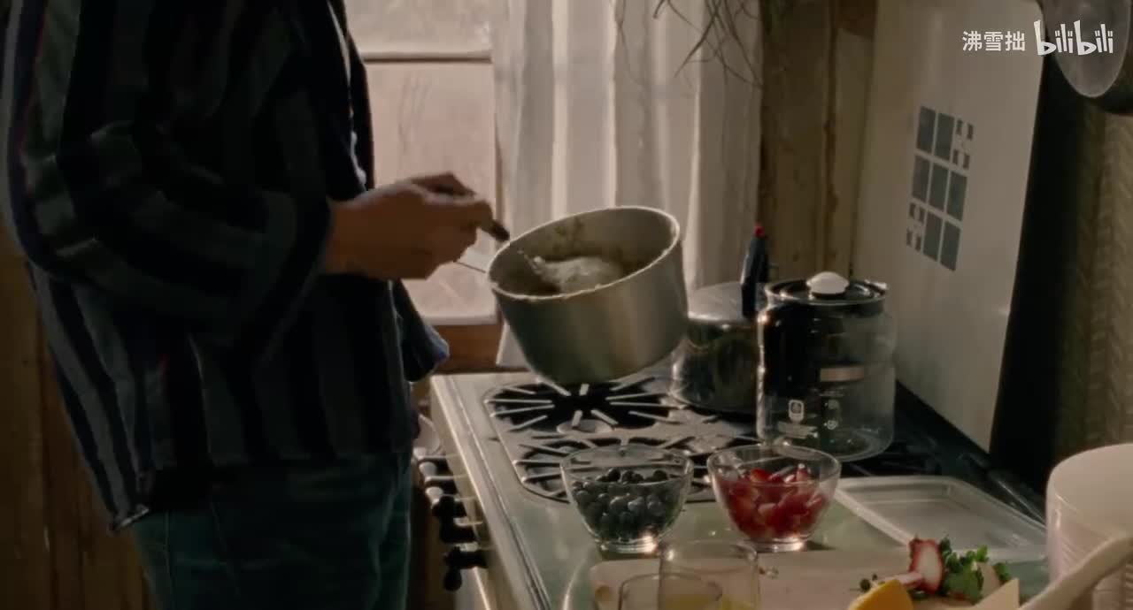 17-1【灰色圆领衫】爸爸给做早饭吃 询问有关他们三个之间的事