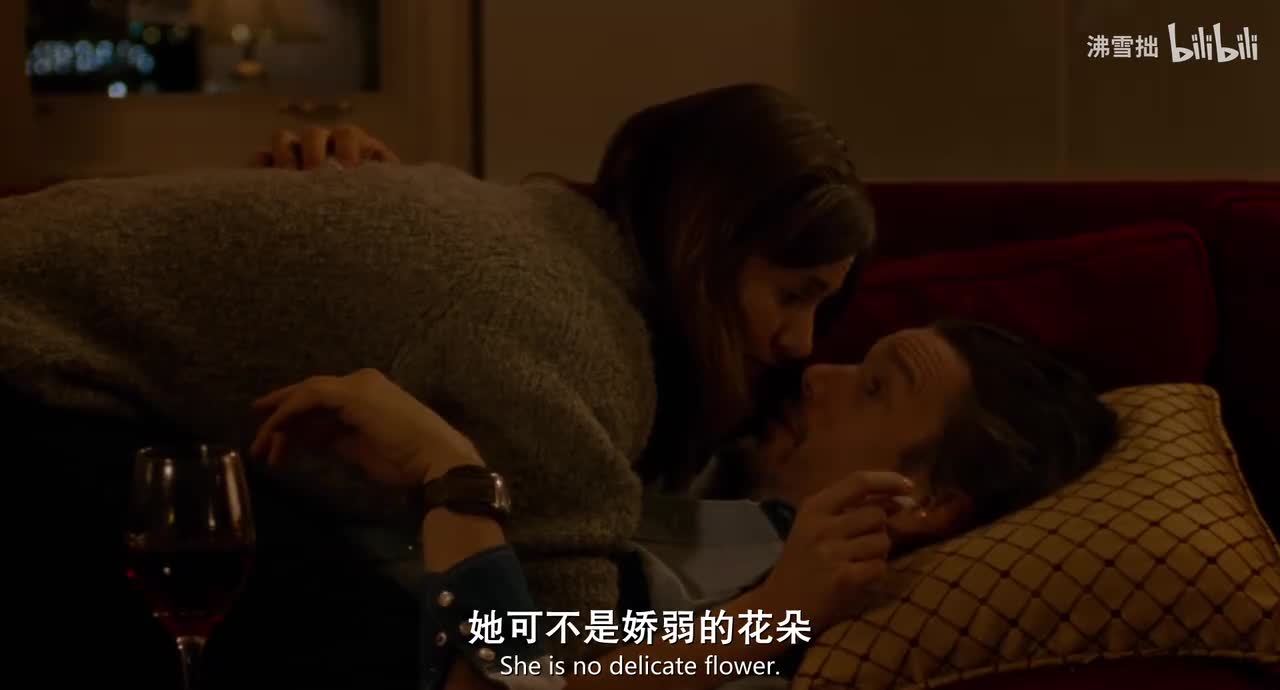 4-1【茶色羽绒服斜长刘海】 伊莱扎提起刚提到爸爸的事 和伊莱扎争吵 喝酒 生气 离去