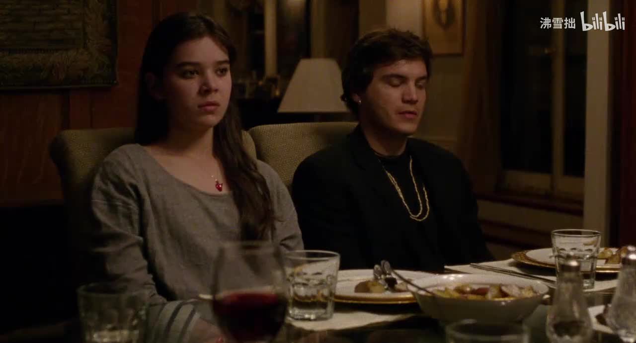 21-2【灰色T恤】在餐桌上 和戴安娜交流他们三个的生活 吃东西