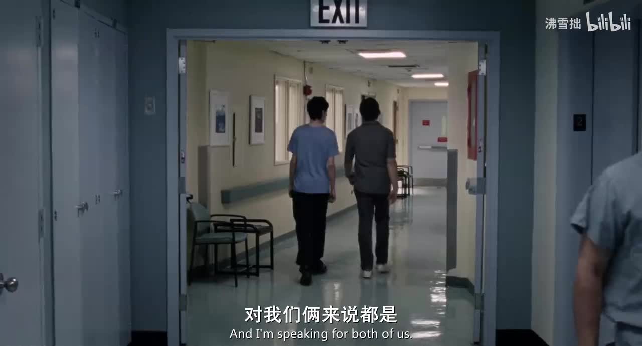 29-3【蓝灰色T恤】和爸爸在门口看宝宝 说宝宝谁也不像像他自己 走进去抱宝宝