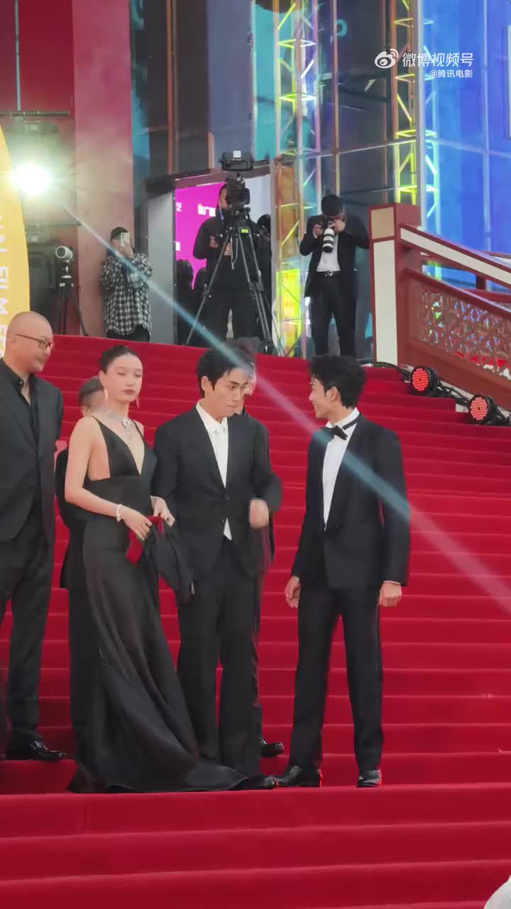 朱一龙亮相北影节红毯 - @腾讯电影的微博