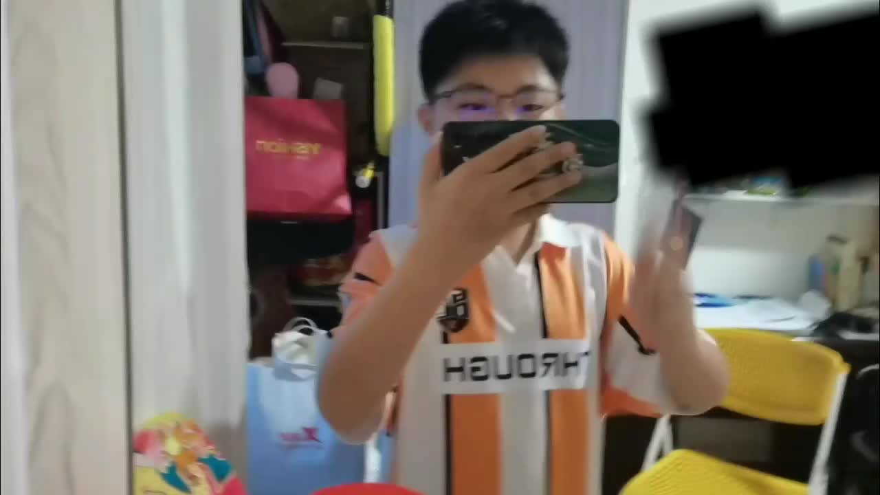 K仔对着镜子录素材