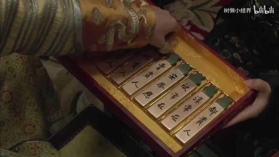 P5倚梅园偶遇：甄嬛的小像儿有什么特殊含义？