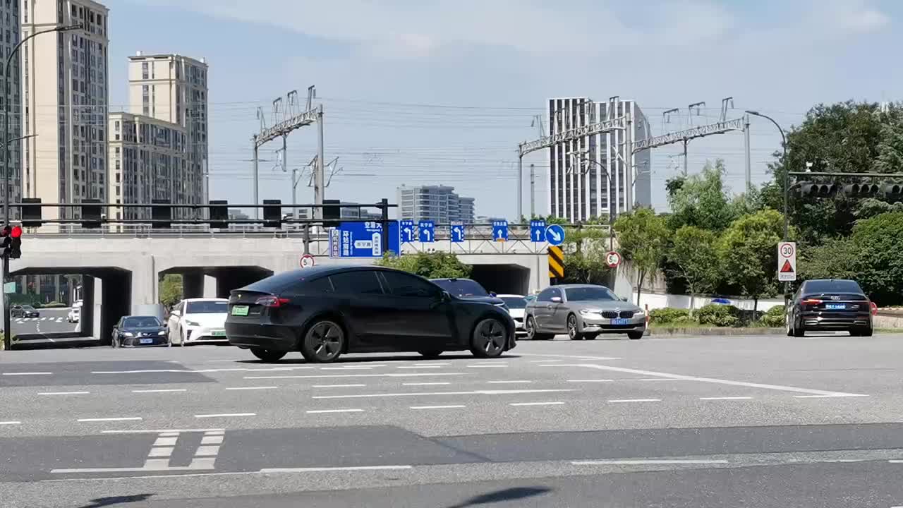 202507051410 德信·御临云峰门口十字路口