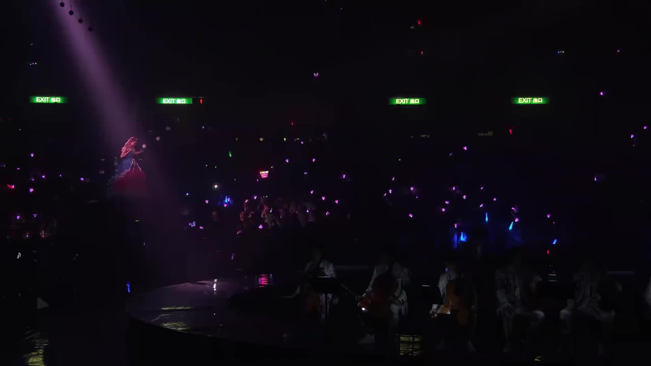 Medley-未知 + 怯 + 想得太远 + 与蝶同眠 + 花千树 + 天窗 + 16号爱人 + 阿门 + 爱一个上一课 (Live)