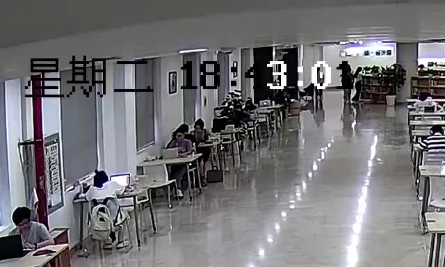 便于观看：切掉了不含二人的部分(640*384)