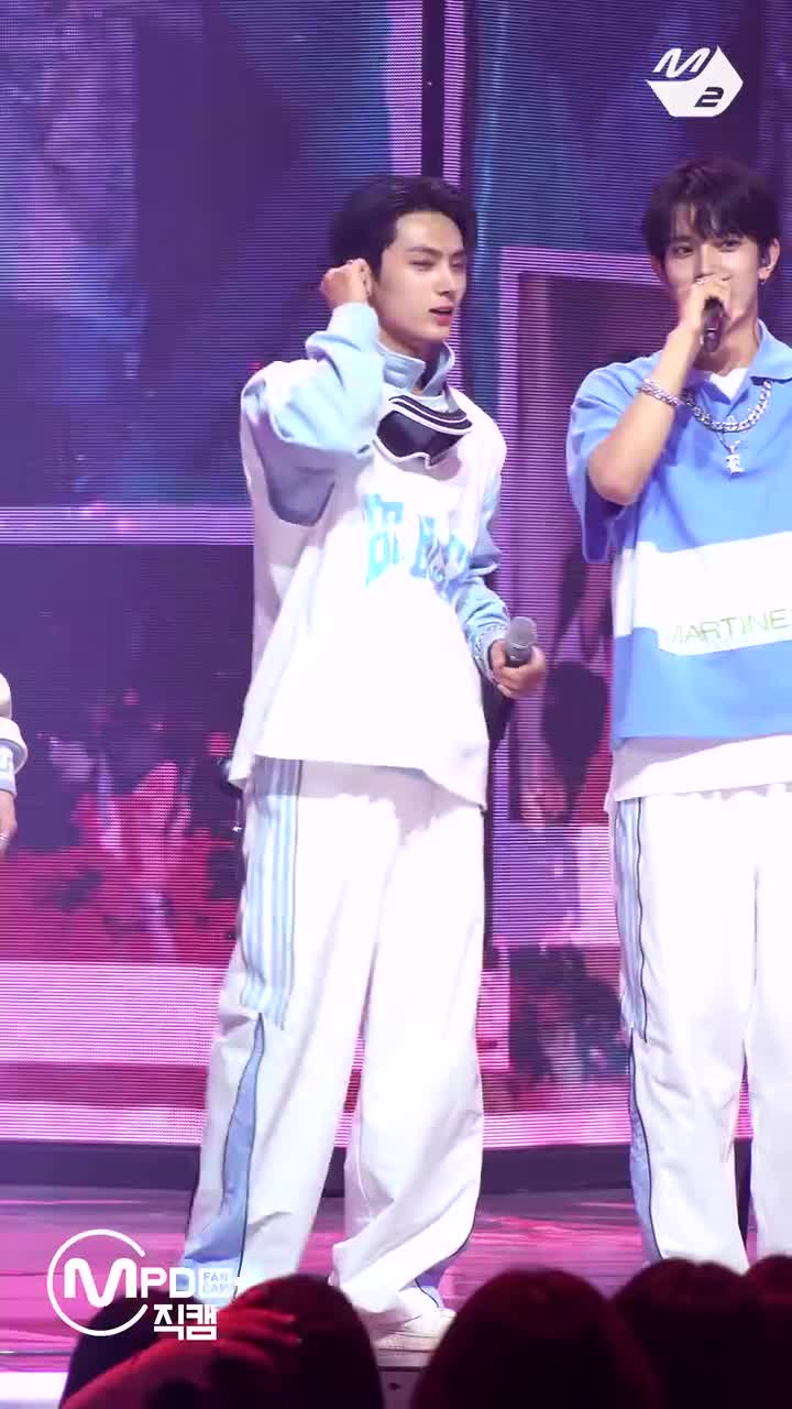 220706蓝白套竖版直拍