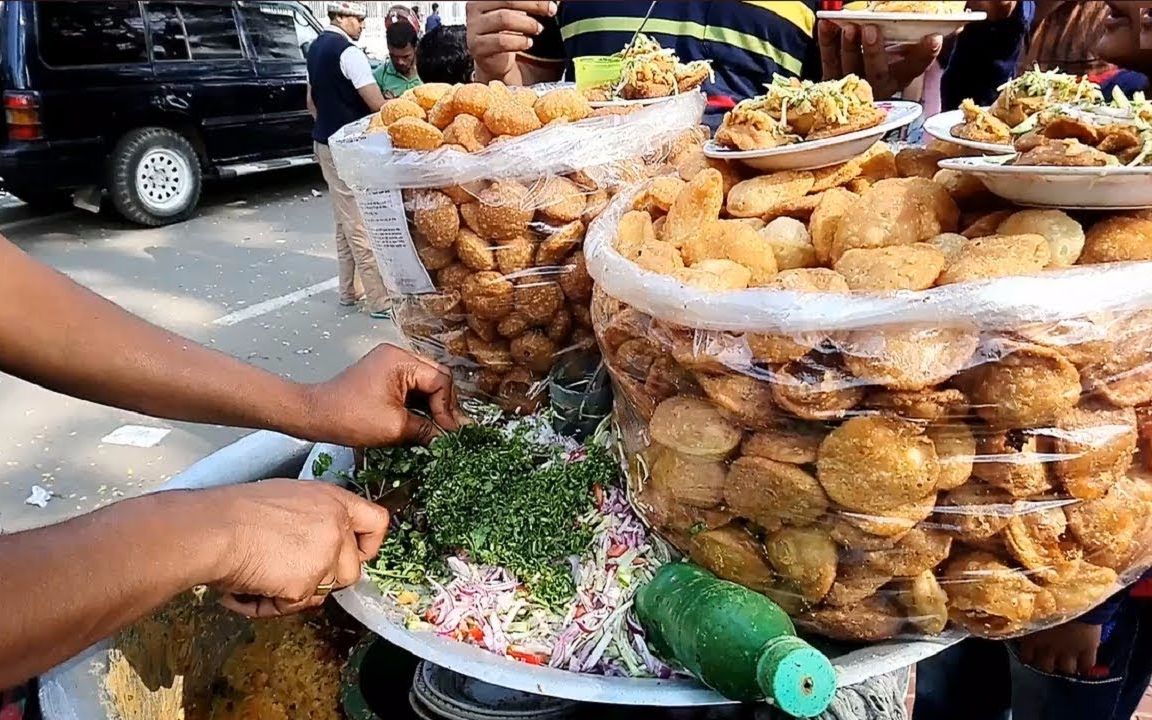 孟加拉国街头小吃,5毛钱一个塞咖喱蔬菜碎的脆酥饼