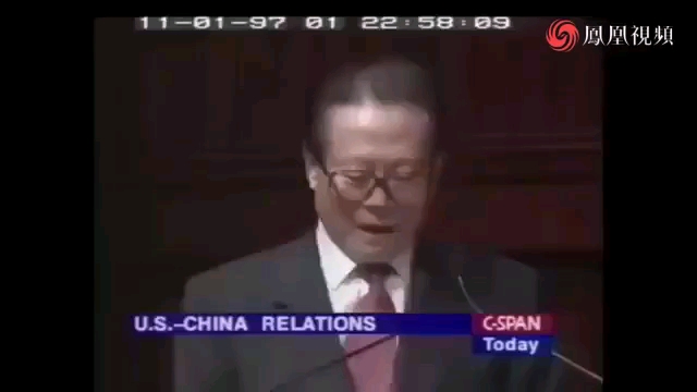 【1997年访美江泽民同志在哈佛大学用英语演讲】长者还会俄语，钢琴、二胡、笛子都演奏得很好。
