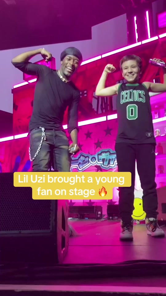 liluzivert在他们的 #pinktape巡演中带来了一个年轻的粉丝6015