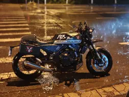 Video herunterladen: gk500 战斗蝗虫 雨中骑行