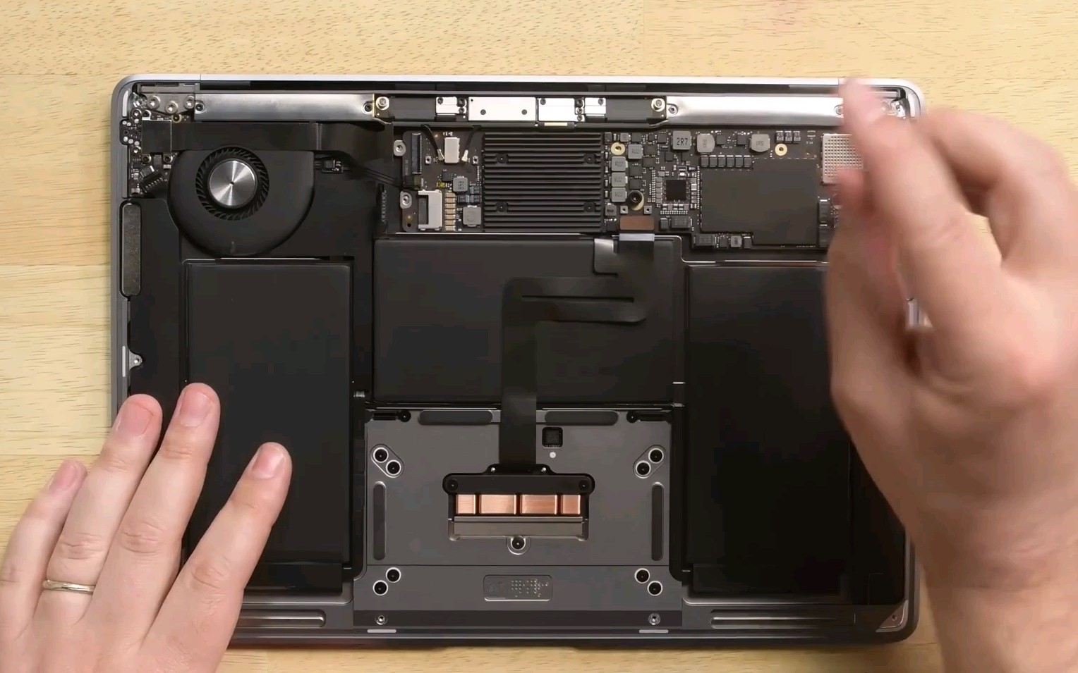 【匠拆】macbook air 13" retina 2018 拆解 转载自ifixit video