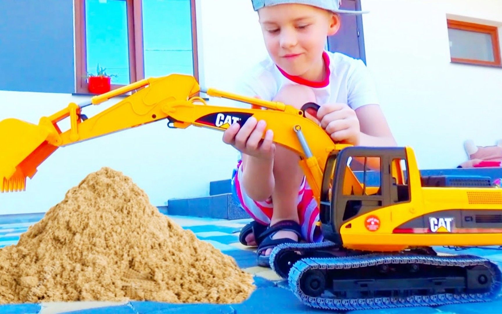 儿童益智玩具:男孩用挖掘机挖沙子,快来看看他是怎么操作的吧?