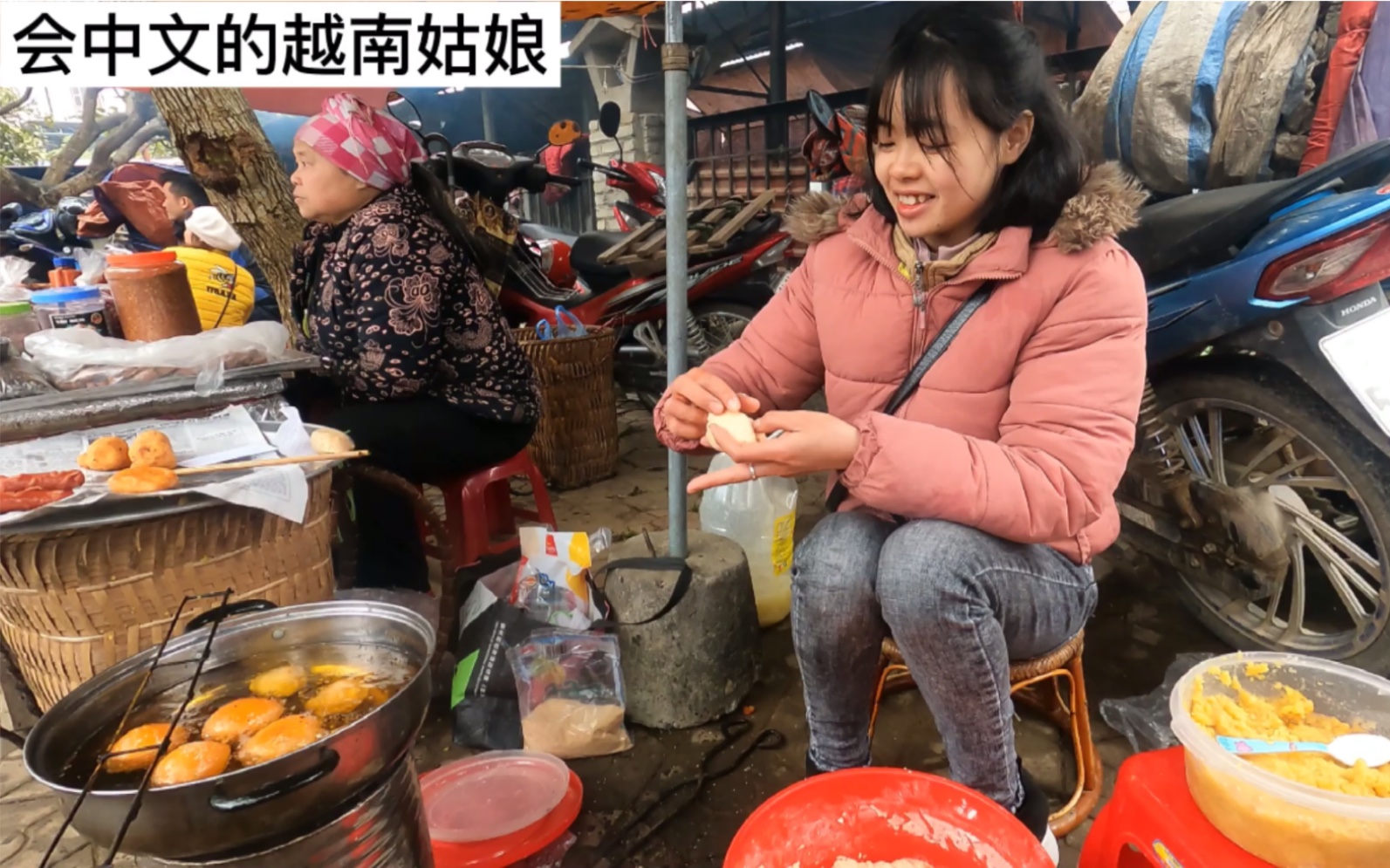 学过汉语的越南农村姑娘,现在在赶集摆地摊卖煎饼.