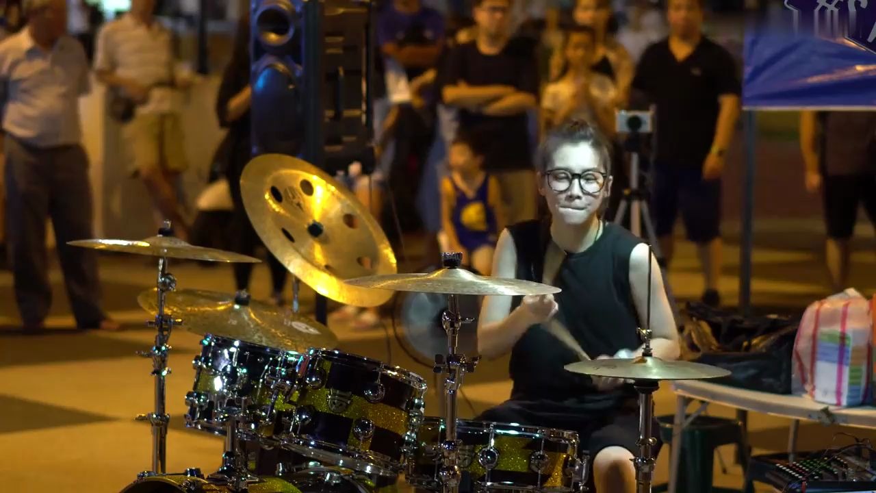 罗小白街头架子鼓表演《离开地球表面》,帅气十足!