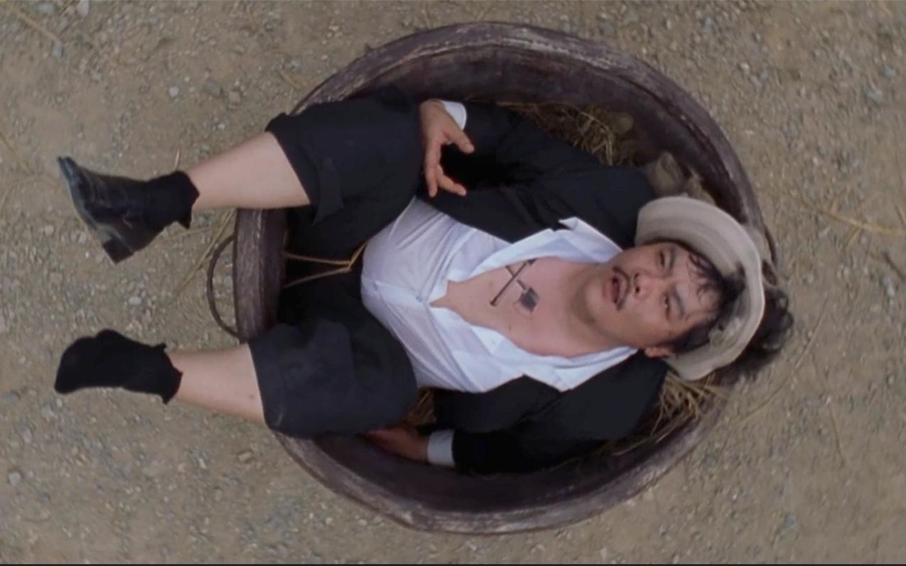 有一点至今没看明白,林雪饰演的斧头帮大佬是被谁打飞的,酱爆吗