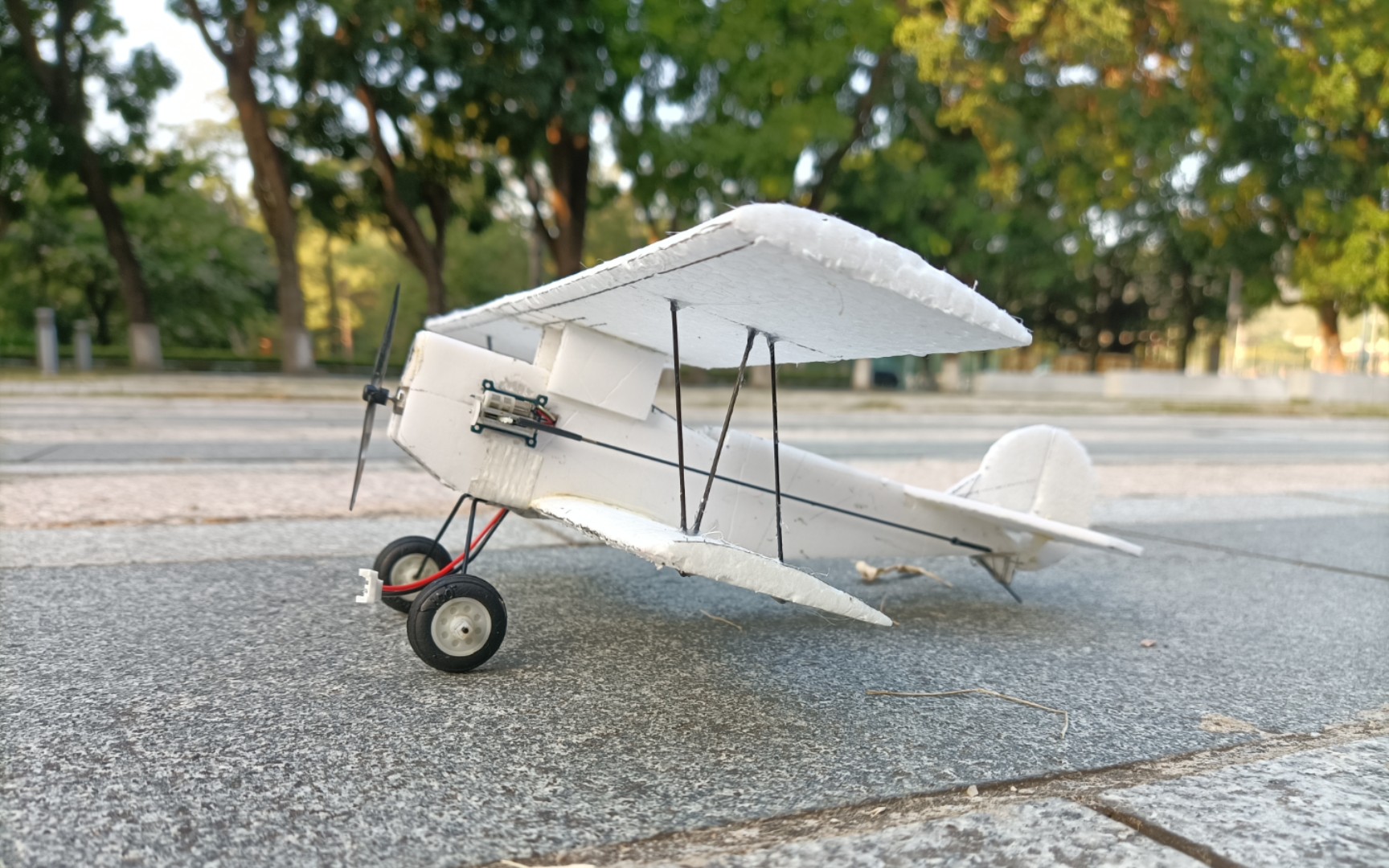 【微型航模】速度飞快的小双翼飞机