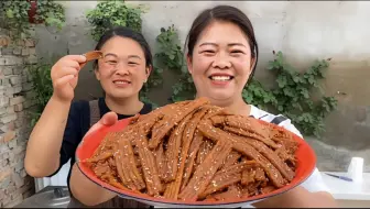 大米做的辣条你们吃过吗？今天姐俩用剩米饭做大辣条，筋道Q弹