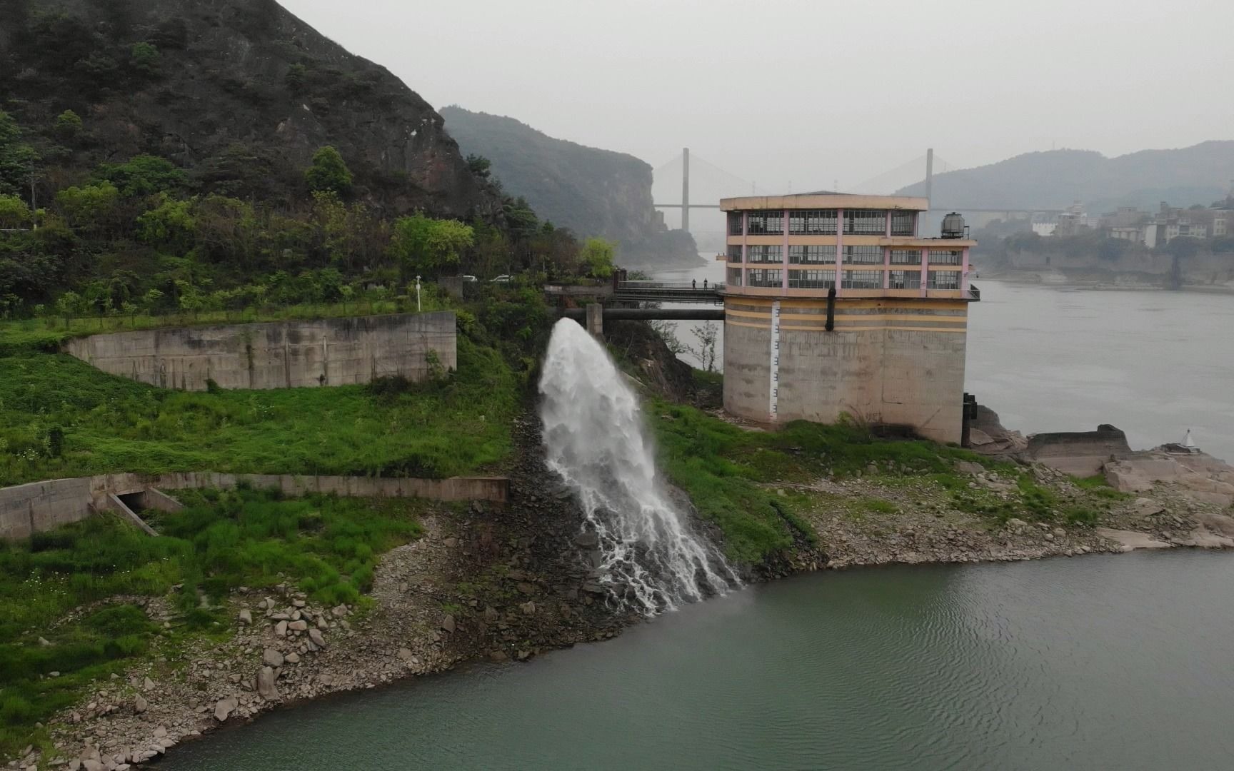 长江边的提水站形成人工瀑布