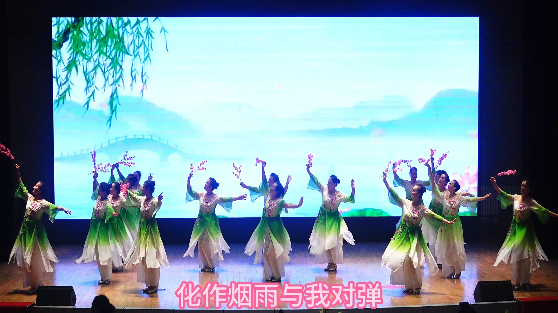 同心筑梦红山绽芳华，曼妙舞姿演绎人间春色《春不晚》