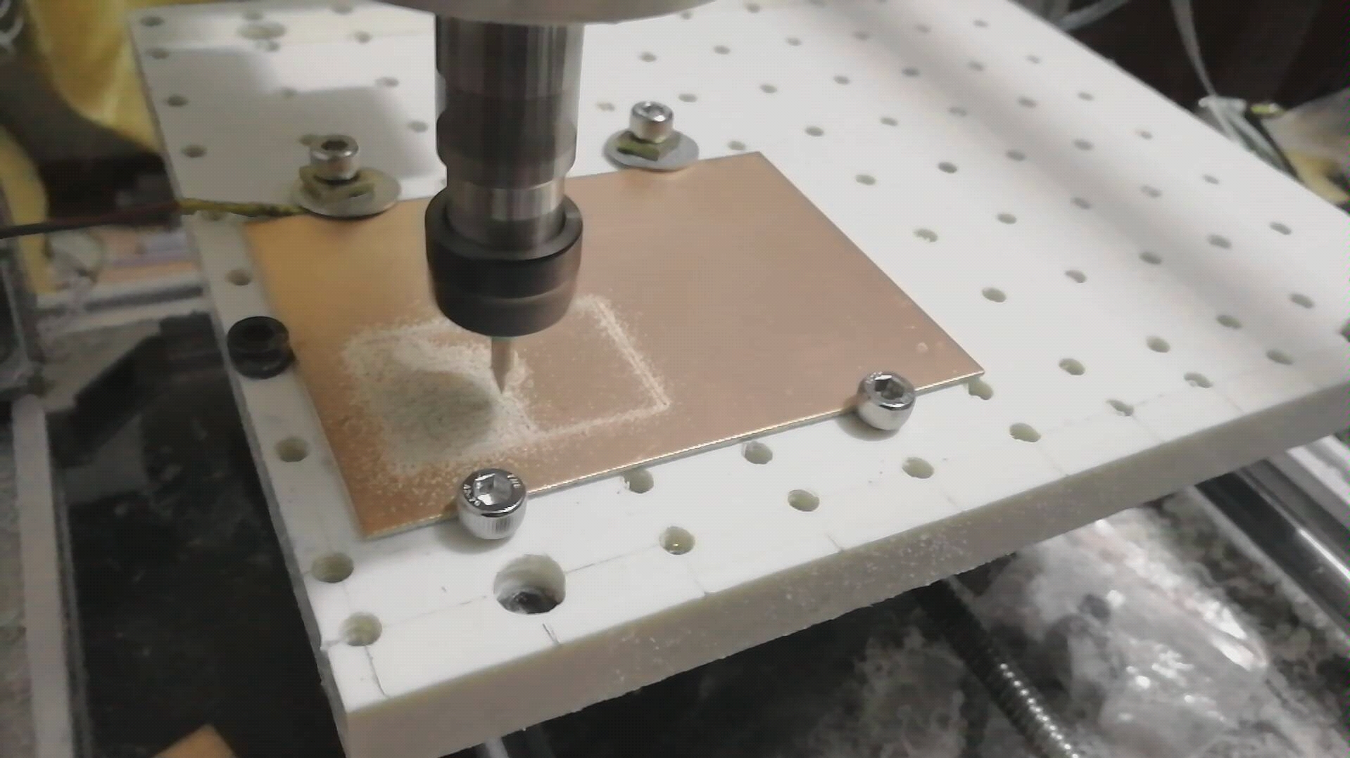 第一次刻阻焊层哈哈卡刀了铜皮刨掉了不少还要再调校