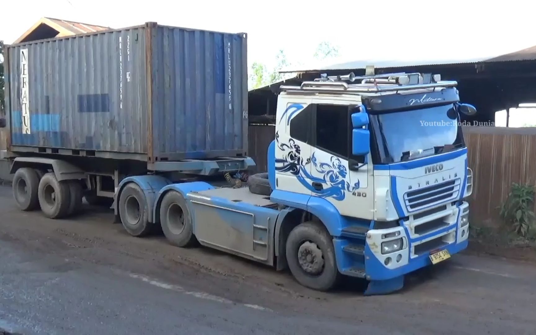 【印尼卡车实拍】各种卡车经过坑洼道路