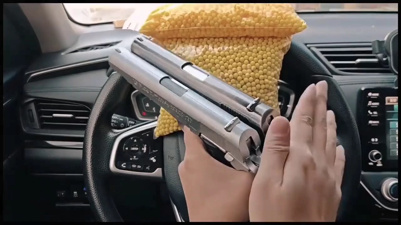 银色的1911和钨钢色1911哪个更有气质一些呢?