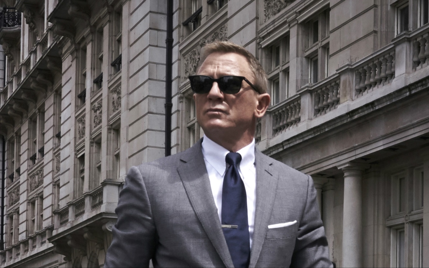 喊他一句"西装大佬"不为过吧!