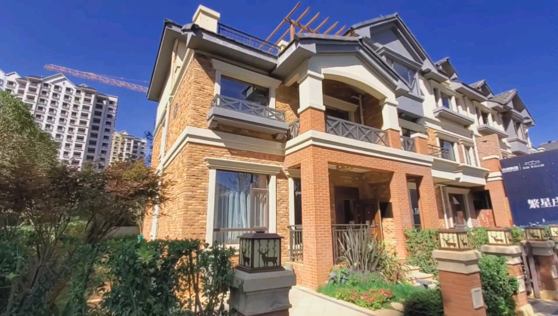 滇中新区联排别墅130平三层有天有地有院子170万带车位