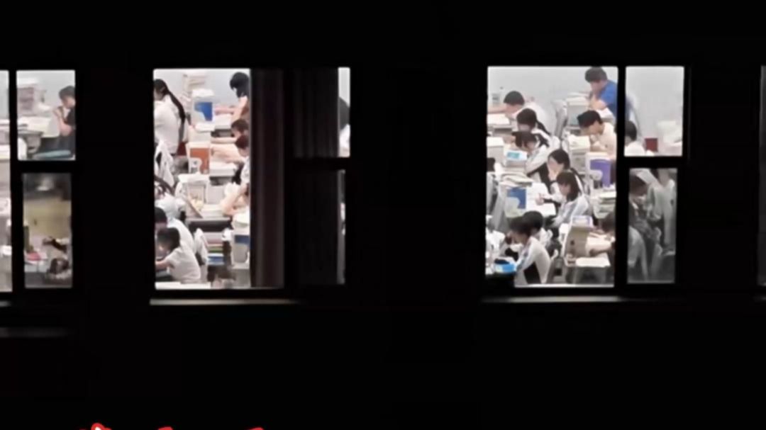 武汉一高中要求家长轮值晚自习，家长不满：没空，还不让玩手机，校方回应：是一种家校合作方式，“不可能让老师连续上班14小时”（来源：澎湃新