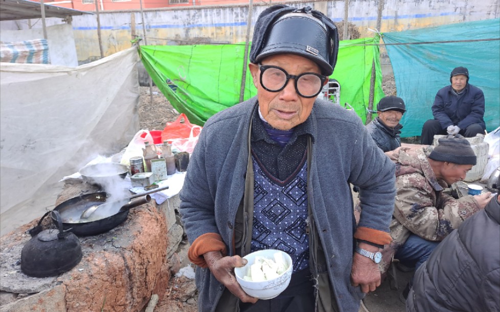 山东农村大集82岁大爷卖猪血炖豆腐,52年专注一道菜,一碗只卖3元