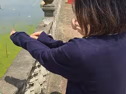 带樱花妹女友下乡炸水塘
