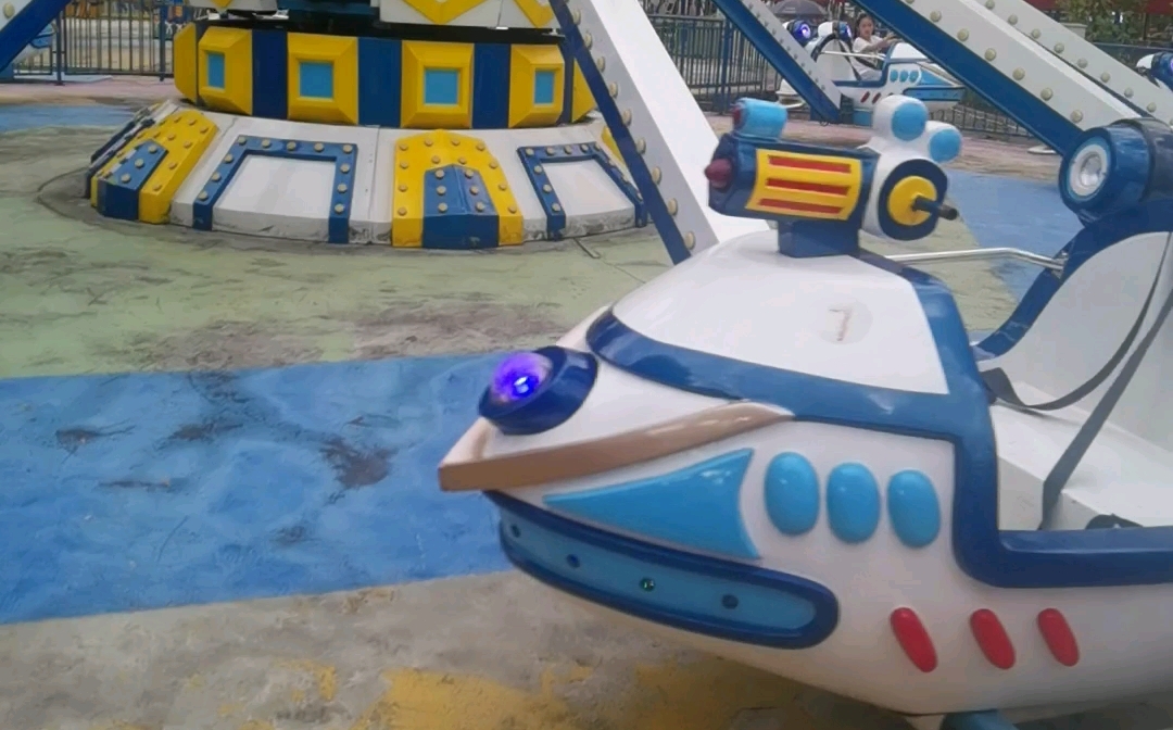 放假带小朋友去游乐园玩飞船!