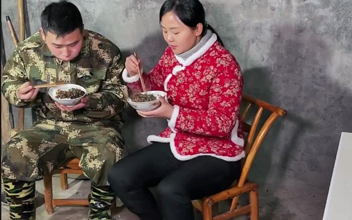 【盒饭】雨过天晴的地皮菇你们吃过吗?捡了一些回来,简单地做了一顿晚餐,好吃又下饭哔哩哔哩bilibili